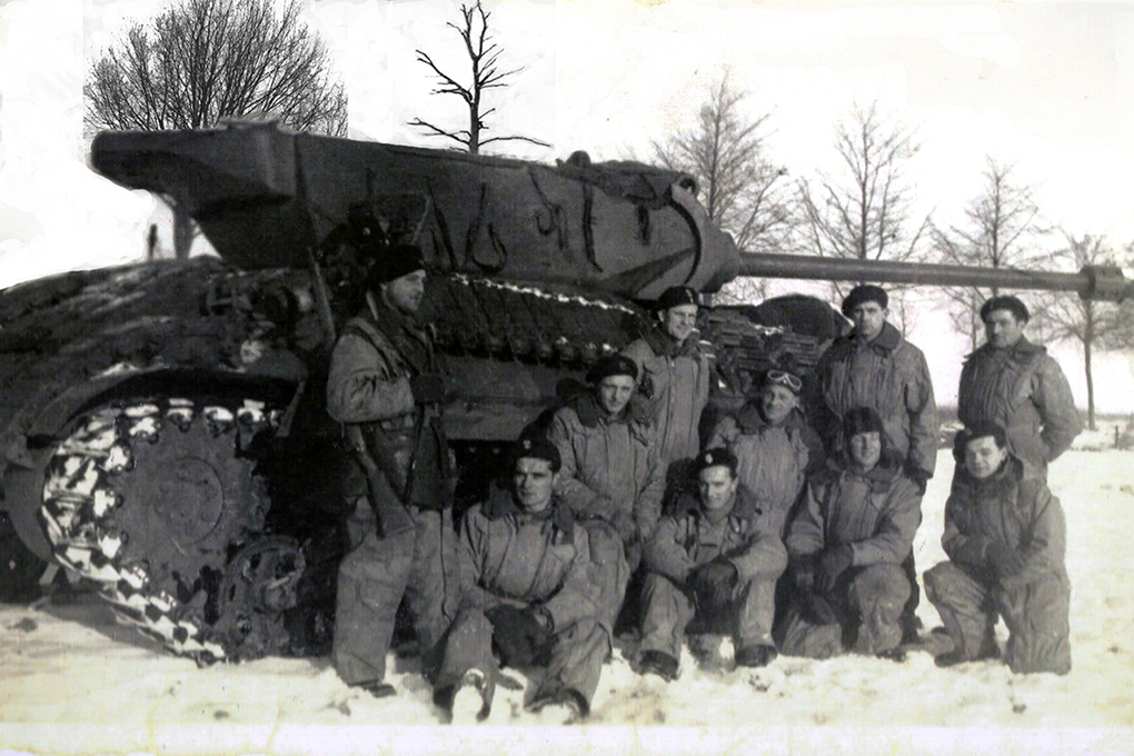 Poolse soldaten bij hun Tank in de sneeuw.K